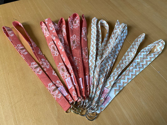 Schlüsselanhänger mit langem Textilband