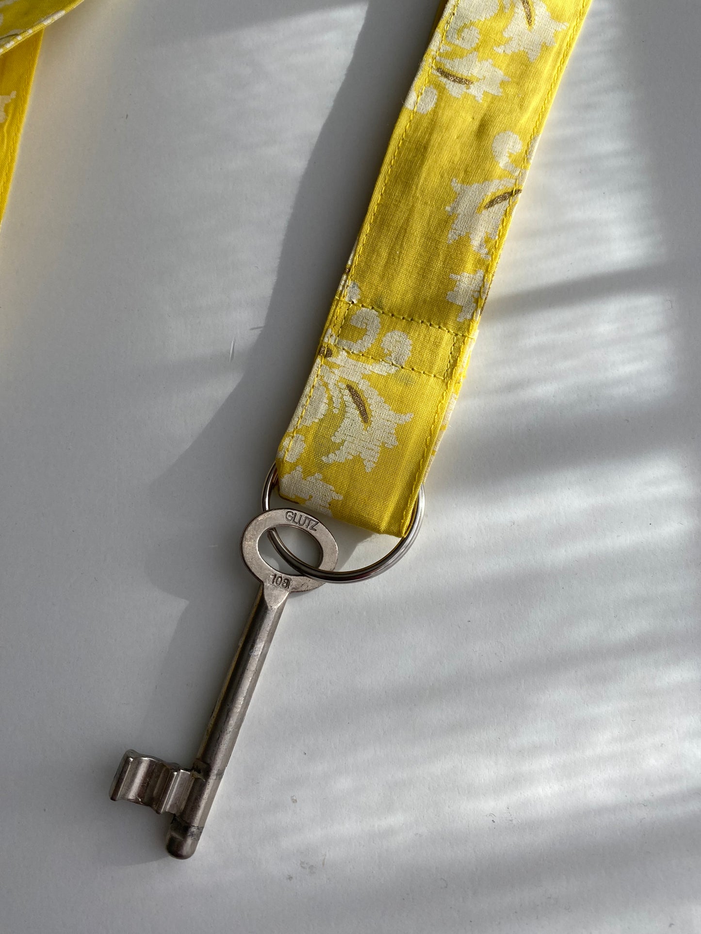 Schlüsselanhänger mit langem Textilband