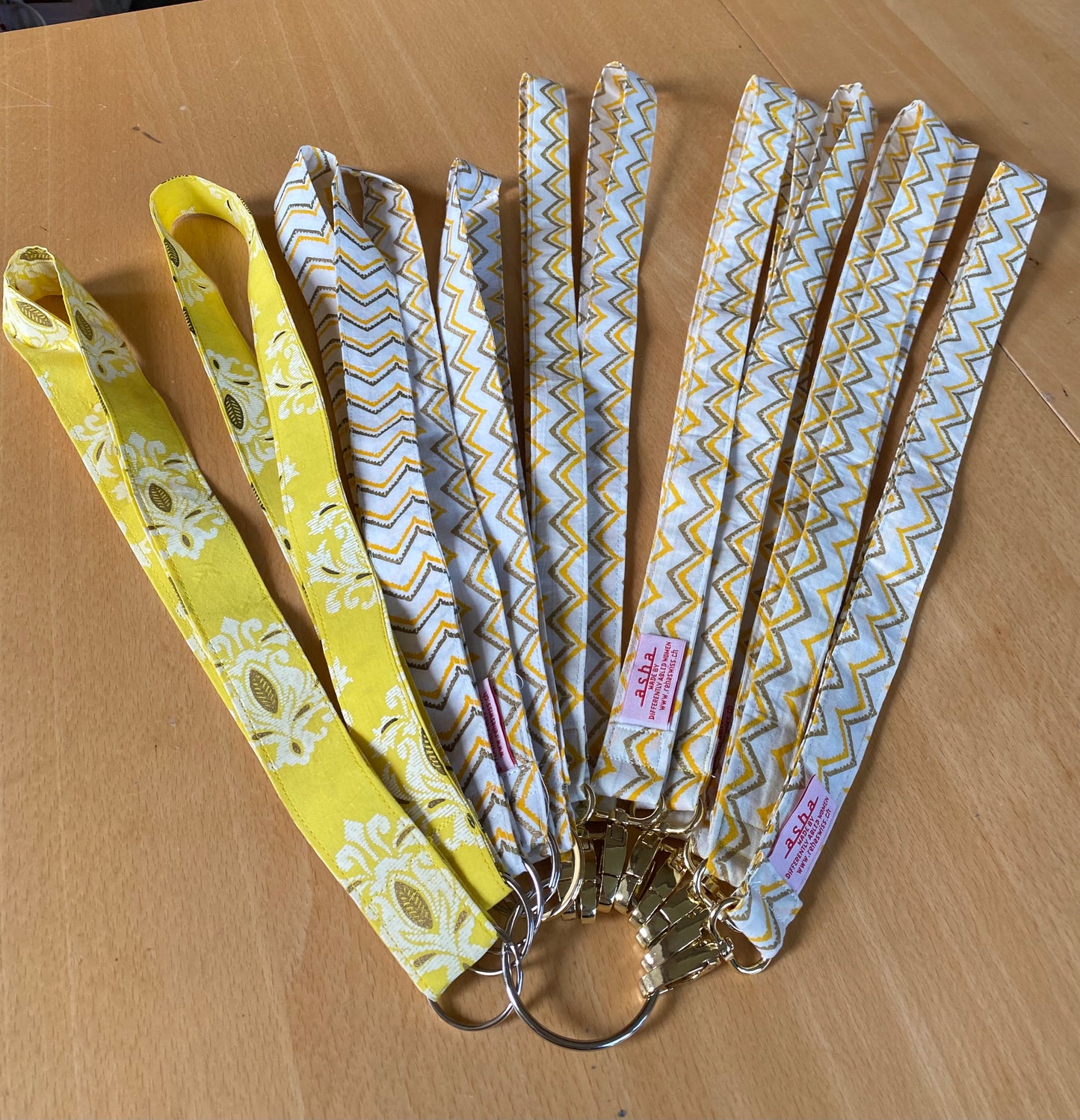Schlüsselanhänger mit langem Textilband