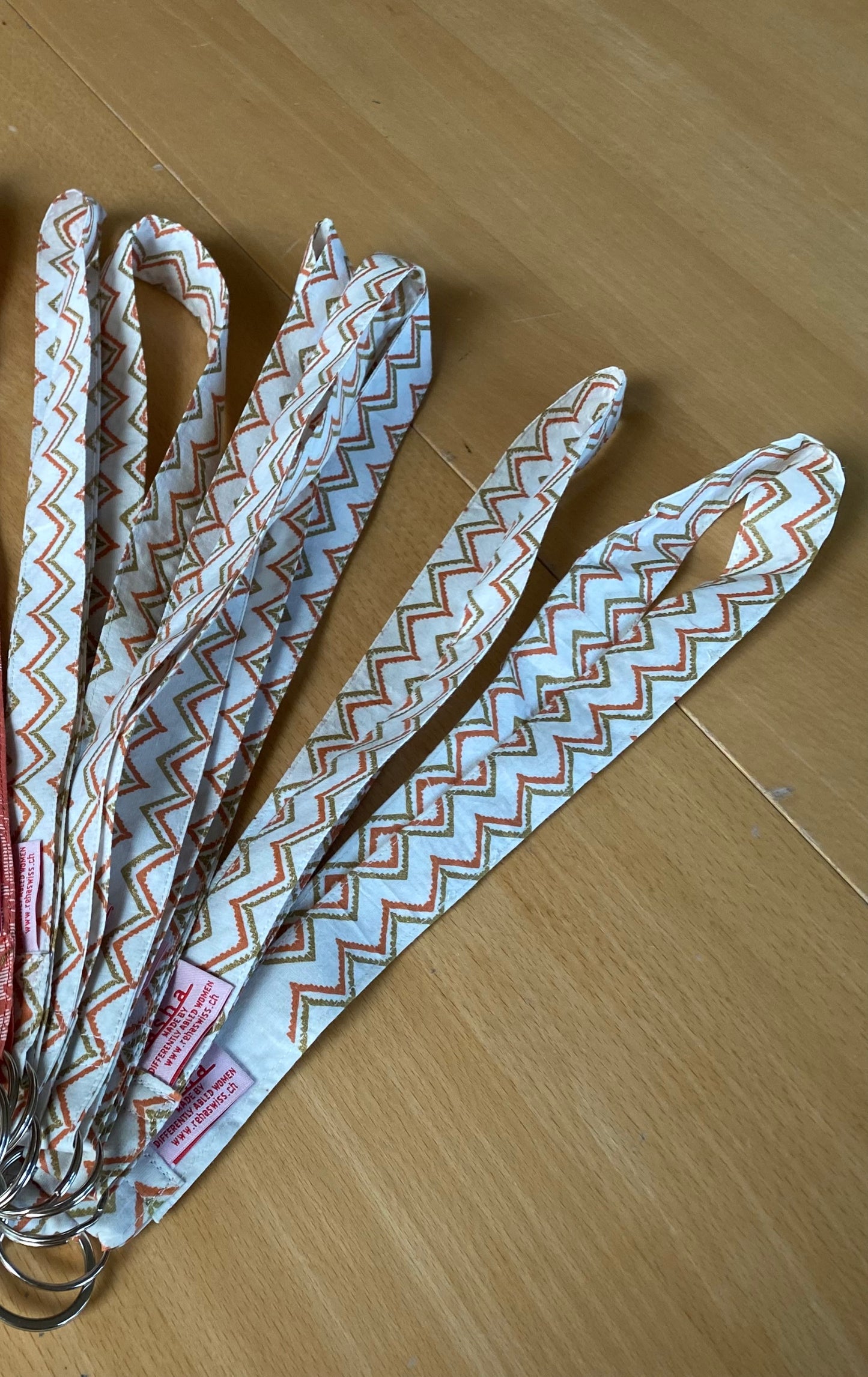 Schlüsselanhänger mit langem Textilband