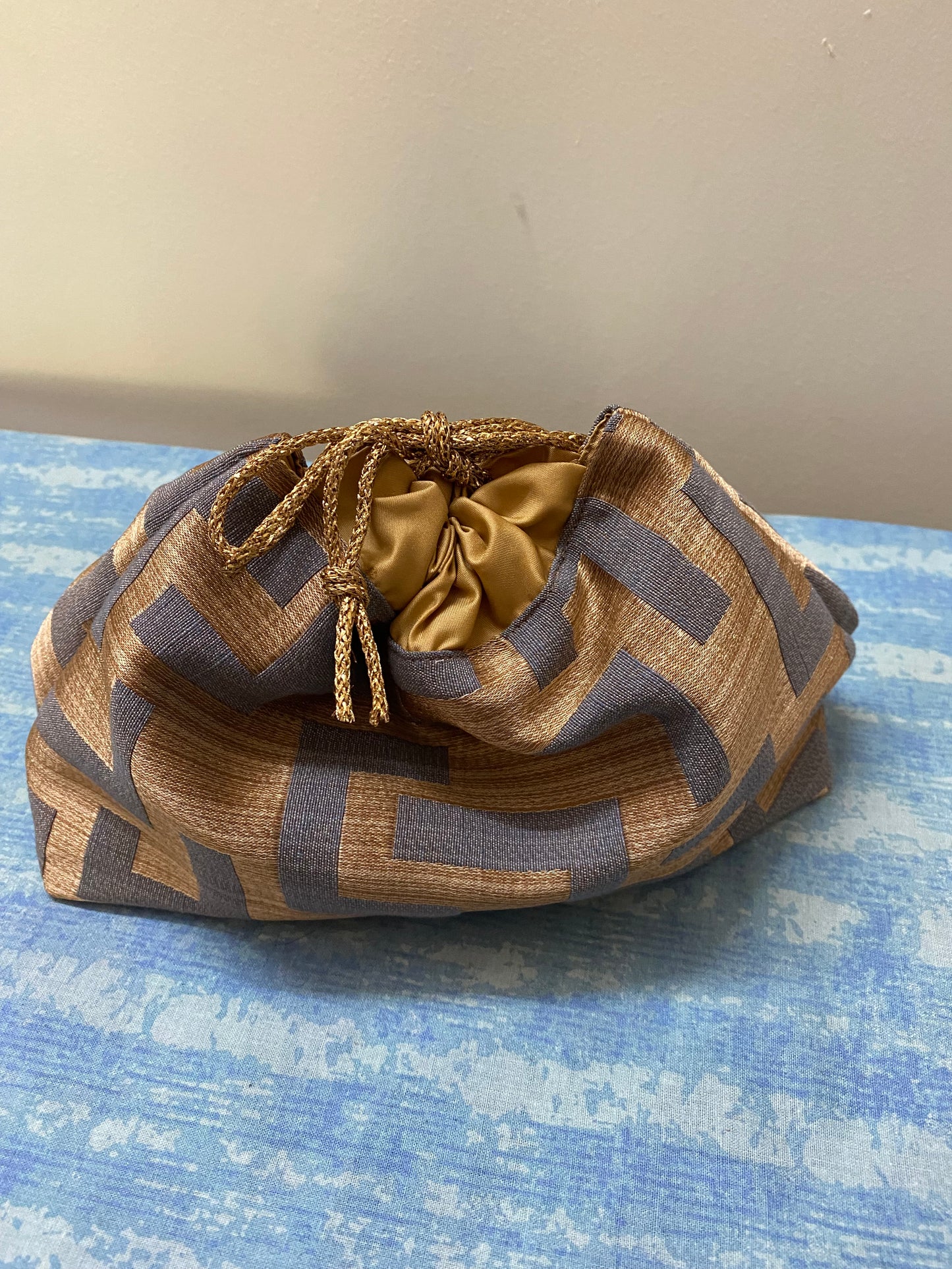 Geschenkbeutel mit Kordelzug zum Schliessen, genannt Kinchaku Beutel