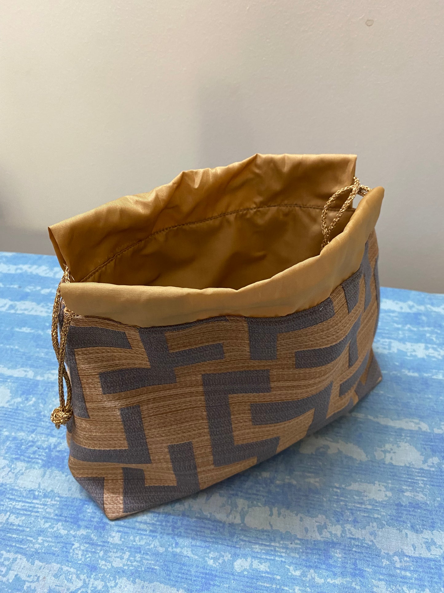 Geschenkbeutel mit Kordelzug zum Schliessen, genannt Kinchaku Beutel