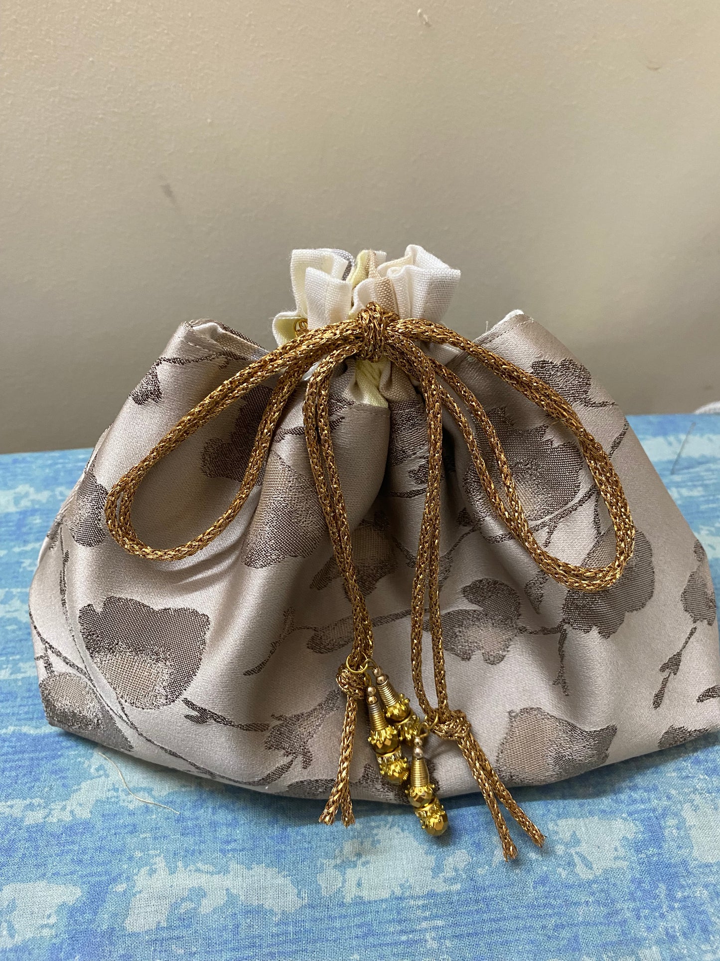 Geschenkbeutel mit Kordelzug zum Schliessen, genannt Kinchaku Beutel