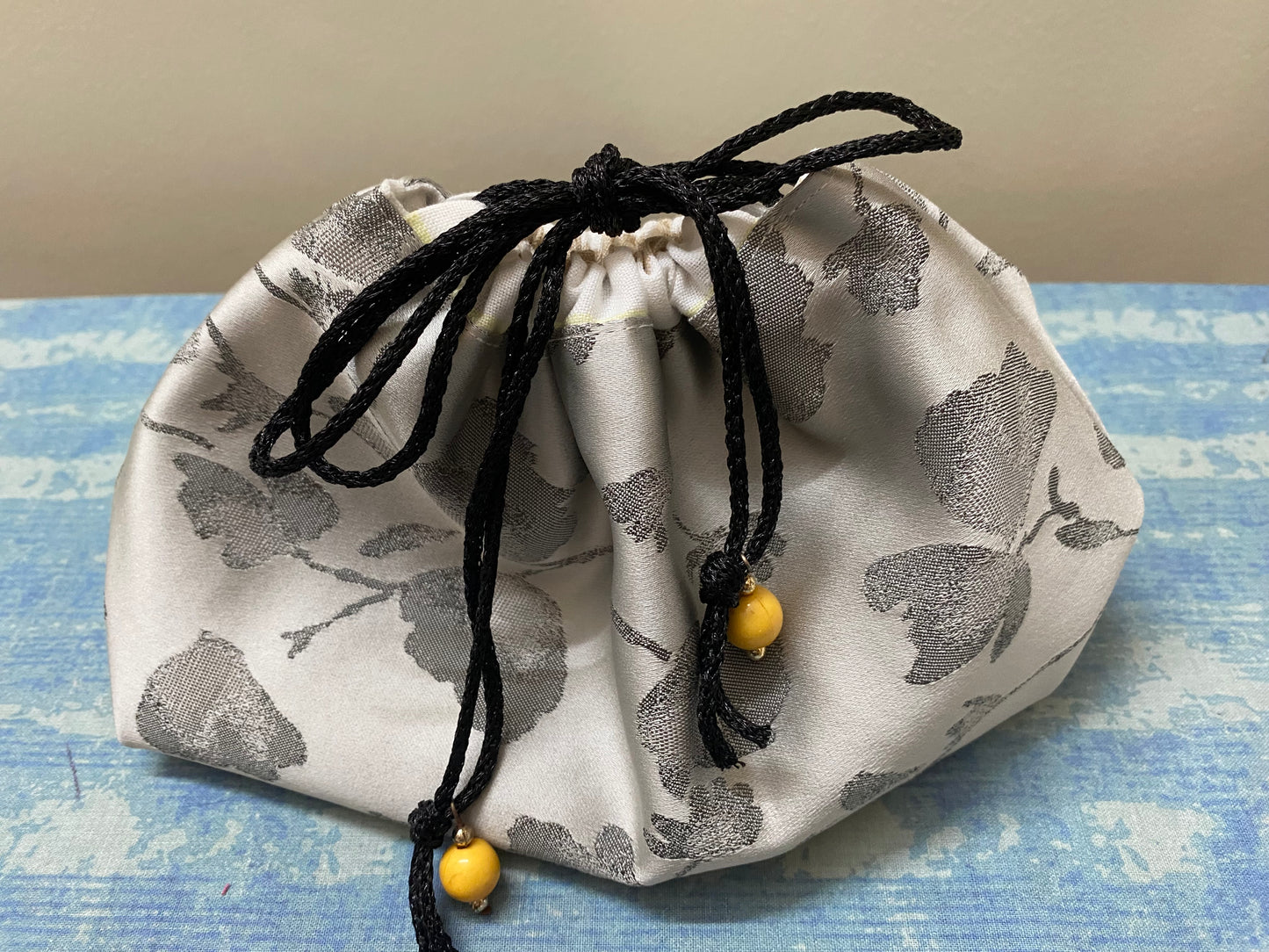 Geschenkbeutel mit Kordelzug zum Schliessen, genannt Kinchaku Beutel