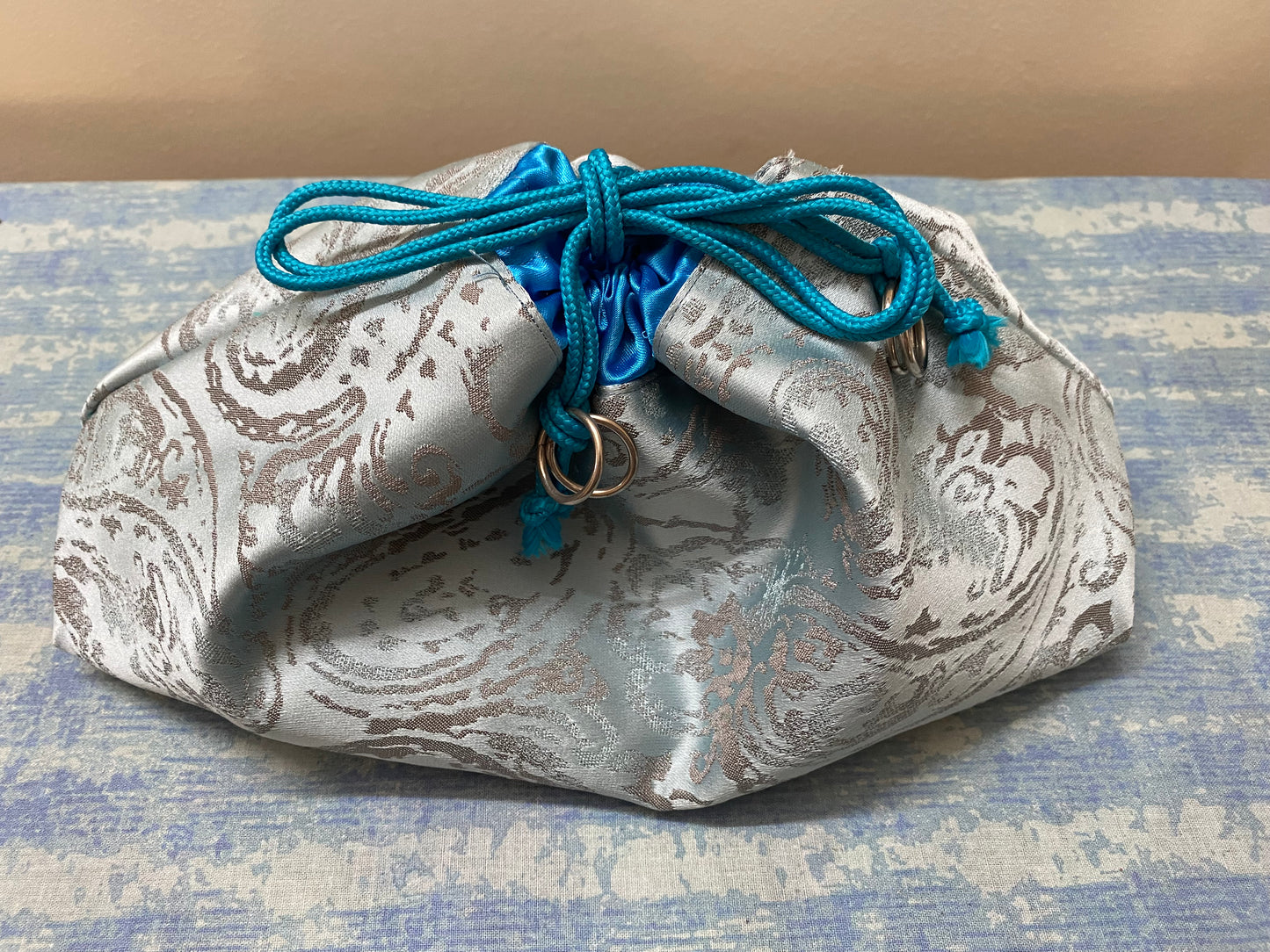 Geschenkbeutel mit Kordelzug zum Schliessen, genannt Kinchaku Beutel