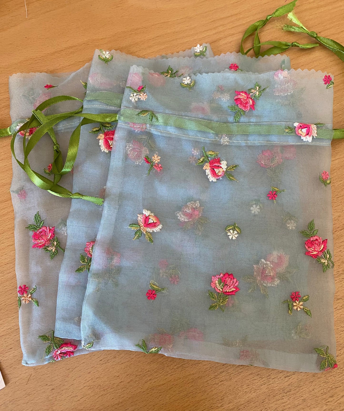 Deluxe Organza Säckchen Deko Geschenk Beutel mit Kordelzug - Grün / Blumen