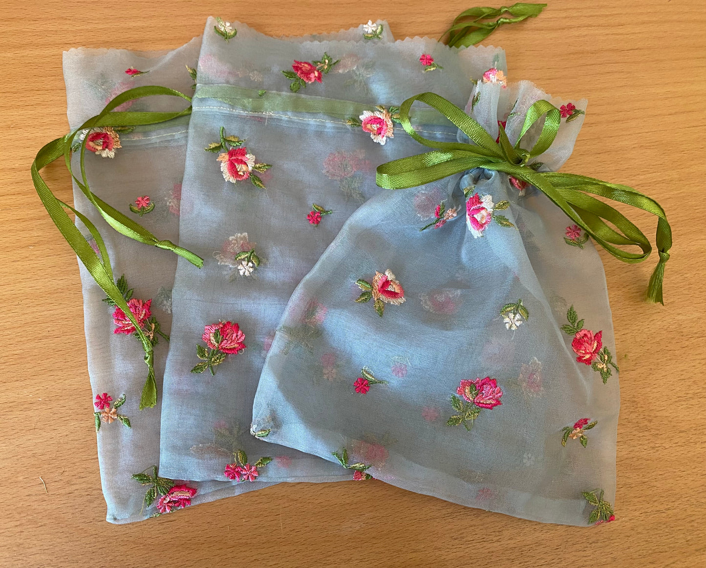 Deluxe Organza Säckchen Deko Geschenk Beutel mit Kordelzug - Grün / Blumen