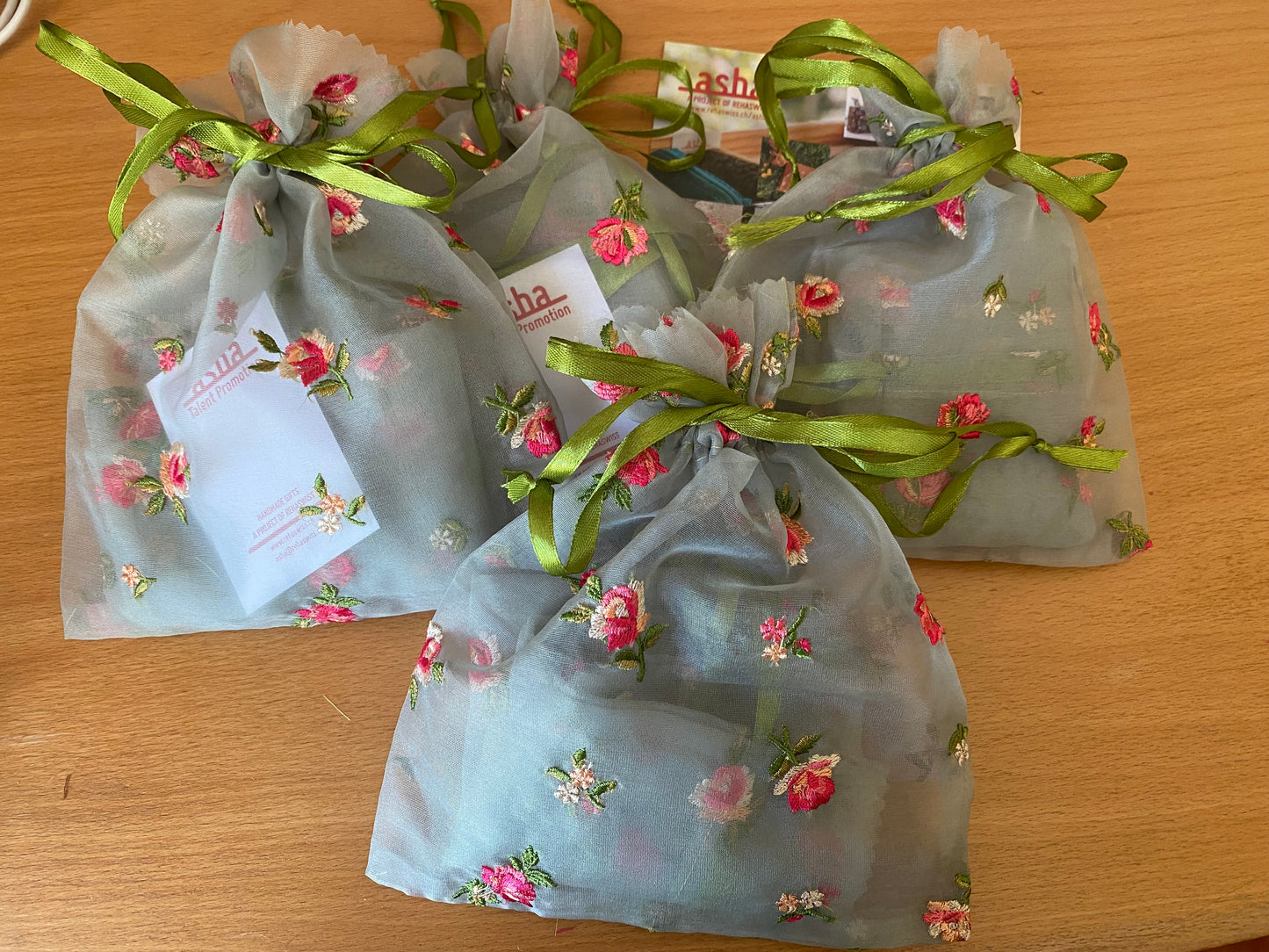 Deluxe Organza Säckchen Deko Geschenk Beutel mit Kordelzug - Grün / Blumen