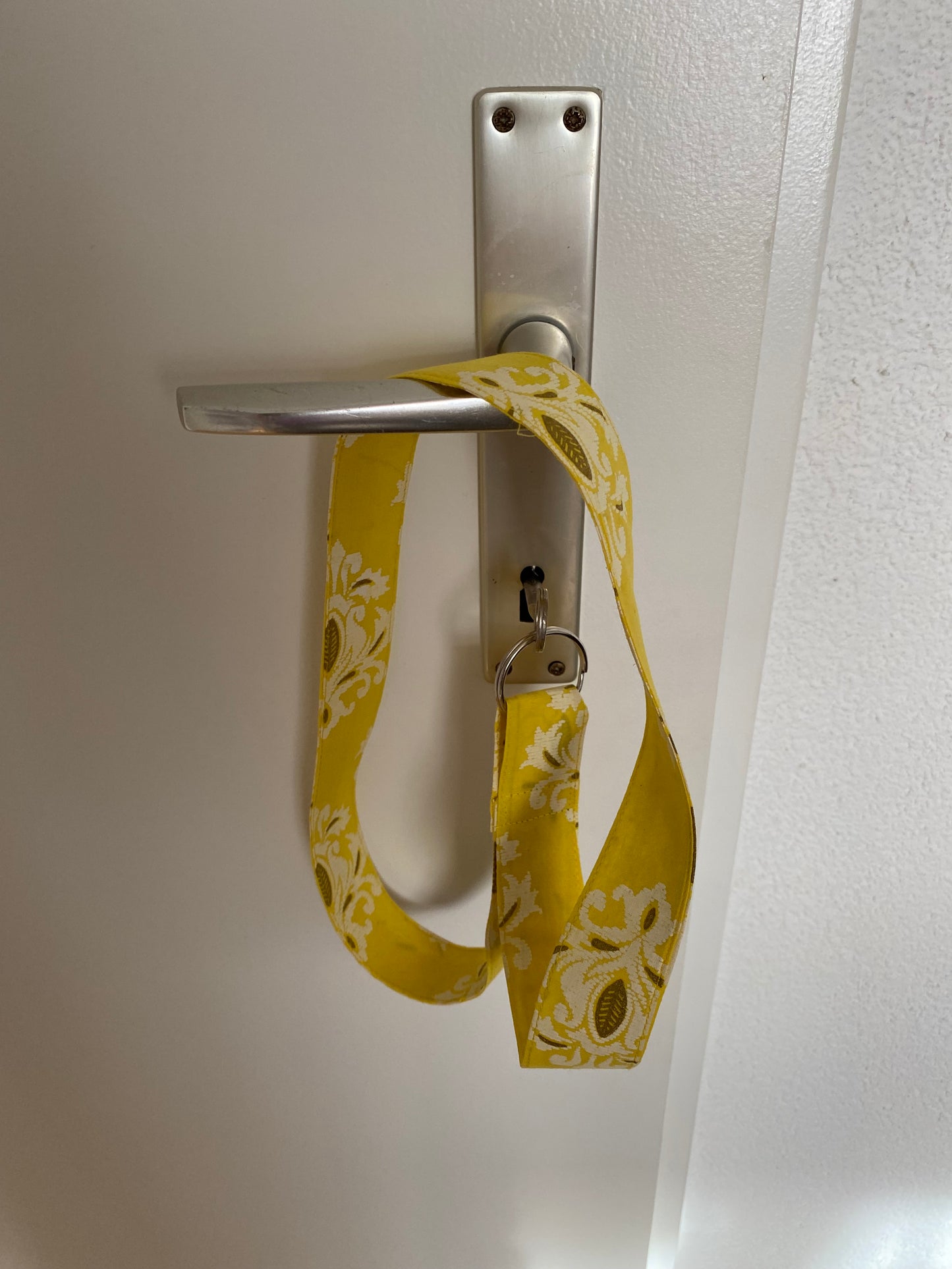 Schlüsselanhänger mit langem Textilband