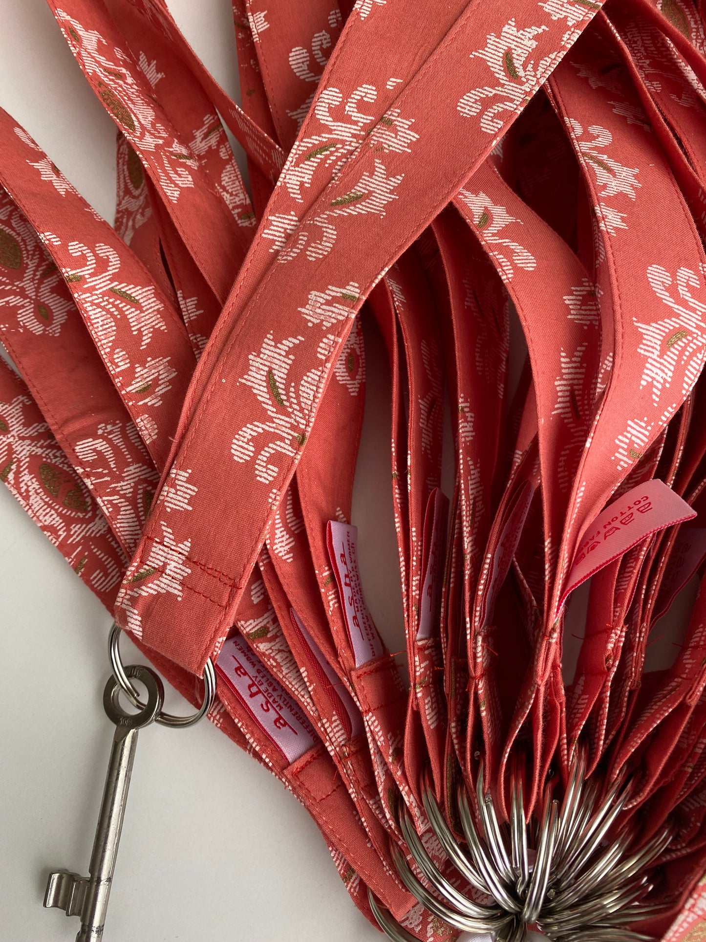 Schlüsselanhänger mit langem Textilband