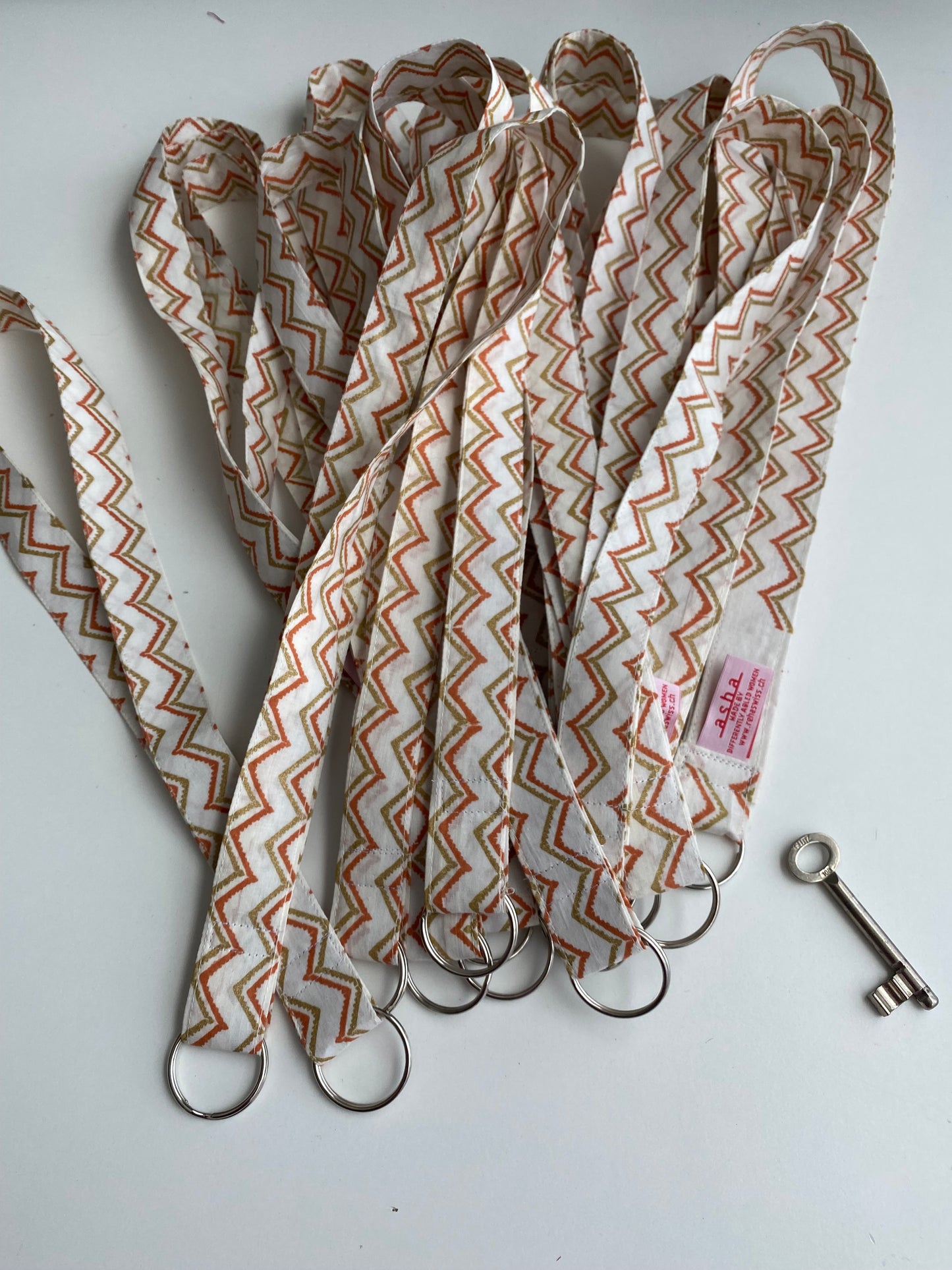 Schlüsselanhänger mit langem Textilband