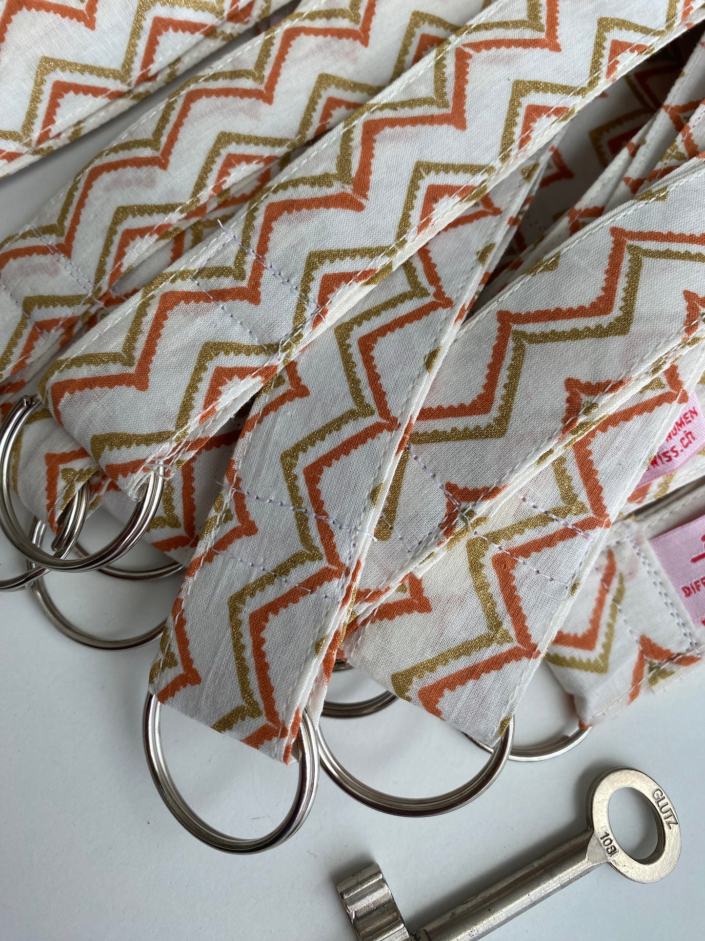 Schlüsselanhänger mit langem Textilband