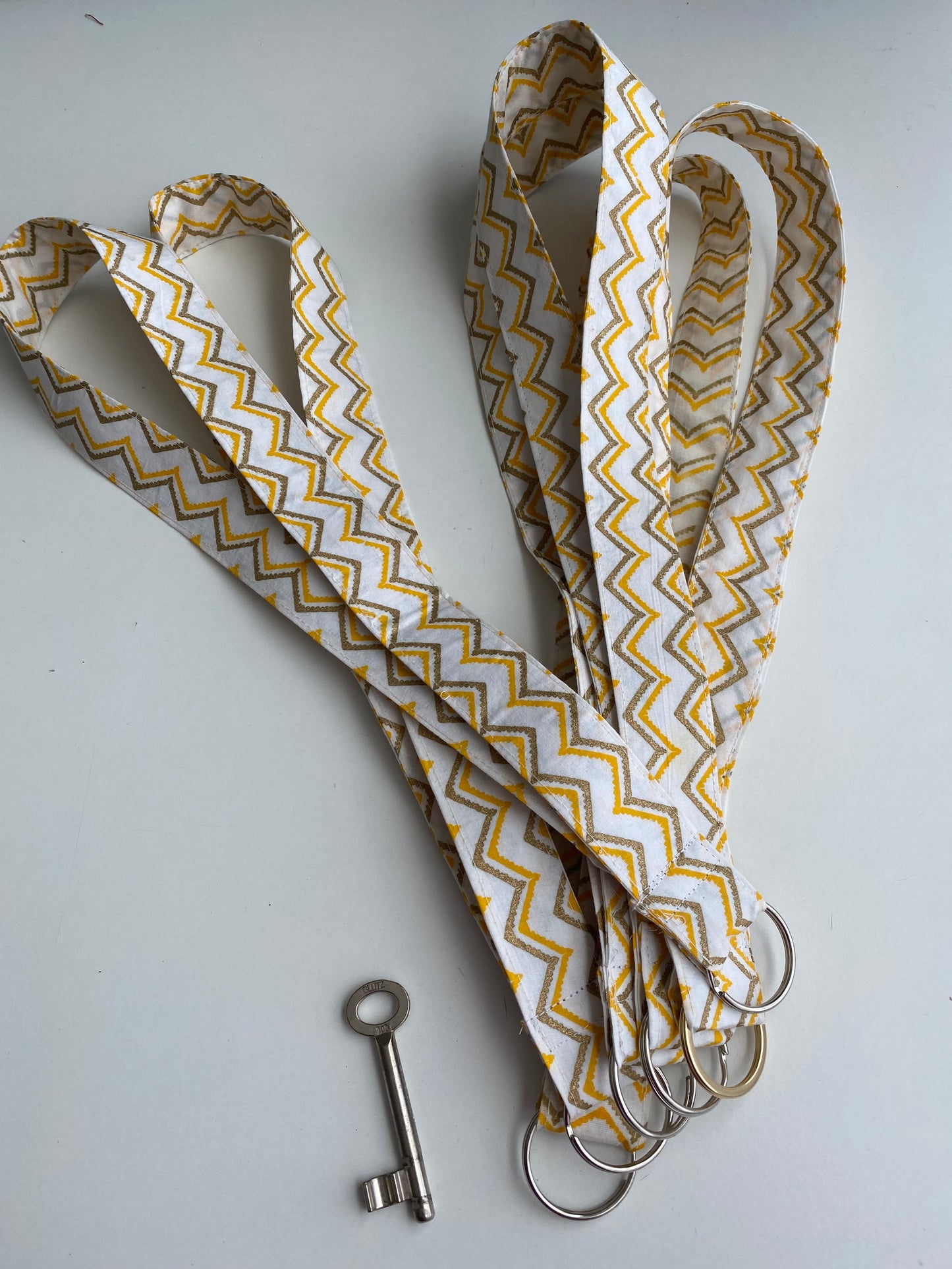 Schlüsselanhänger mit langem Textilband