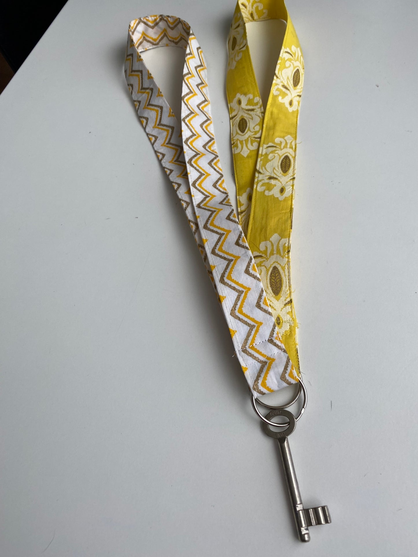 Schlüsselanhänger mit langem Textilband